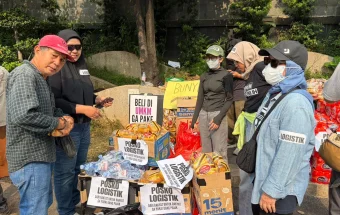 Warga Bahu Membahu dalam Aksi Penyampaian Pendapat di Bundaran HI