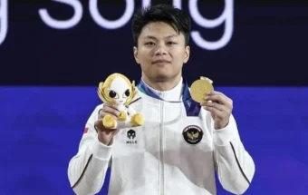 Pose Sang Rekor Dunia! Lifter Rahmat Erwin Raih Emas Kelas 75 Kilogram Asian Games