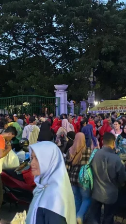 Antusiasme Warga Berburu Paket Sembako di Pasar Murah BULOG Monas