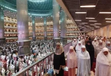 Suasana Khidmat  Salat Tarawih  di Masjid Istiqlal