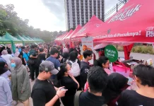 Warga Depok Ramai Berburu Takjil Sambut Buka Puasa