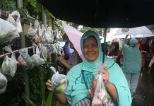Ramadan Penuh Berkah, Berbagi Bahan Makan dan Pakaian