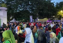 Antusiasme Warga Berburu Paket Sembako di Pasar Murah BULOG Monas