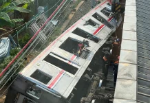 Pantauan Proses Evakuasi Commuter Line di Stasiun Bekasi Timur