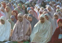 Momen Iduladha, Warga Muslim Gelar Salat dengan Penuh Syukur