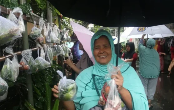 Ramadan Penuh Berkah, Berbagi Bahan Makan dan Pakaian