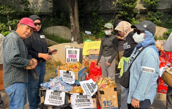 Warga Bahu Membahu dalam Aksi Penyampaian Pendapat di Bundaran HI