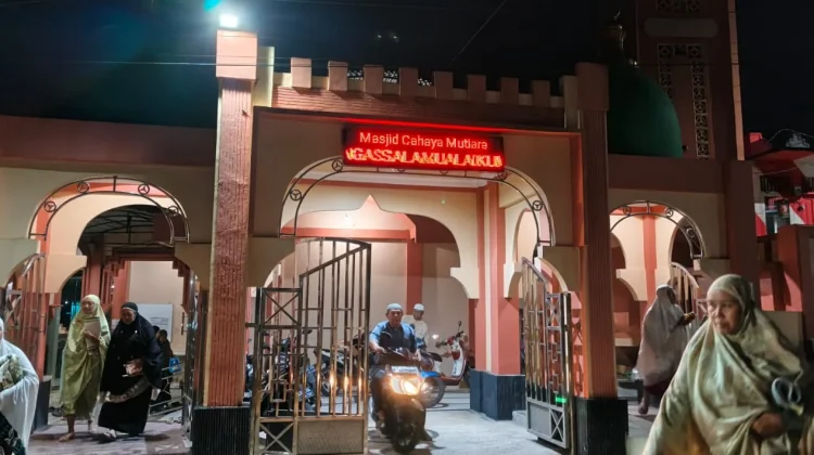 Suasana Tarawih di Masjid Cahaya Mutiara