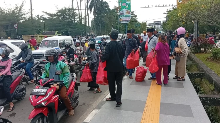 Ramadan Berbagi, IKM Samarinda Salurkan Ribuan Takjil untuk Masyarakat