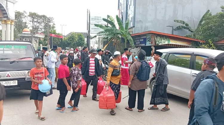 Ramadan Berbagi, IKM Samarinda Salurkan Ribuan Takjil untuk Masyarakat