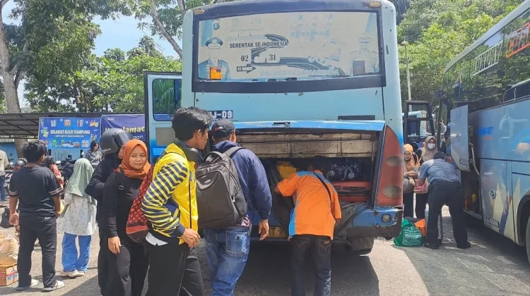 Suasana Arus Balik Lebaran di Terminal Lempake Samarinda Terpantau Ramai