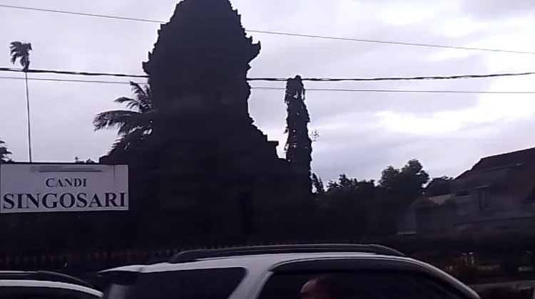 Candi Singosari Jadi Pilihan Wisata Warga  saat Musim  Libur
