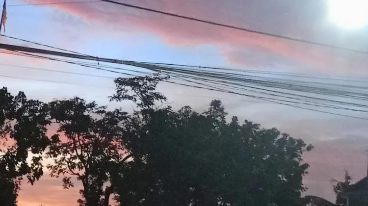 Senja Menguning Hiasi Langit Sore,Suguhkan Panorama Menenangkan