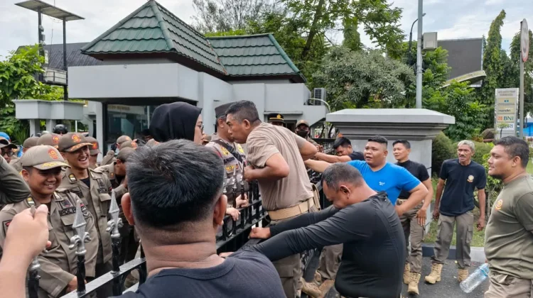 Simulasi Pengamanan Aksi Unjuk Rasa 21 April 2026