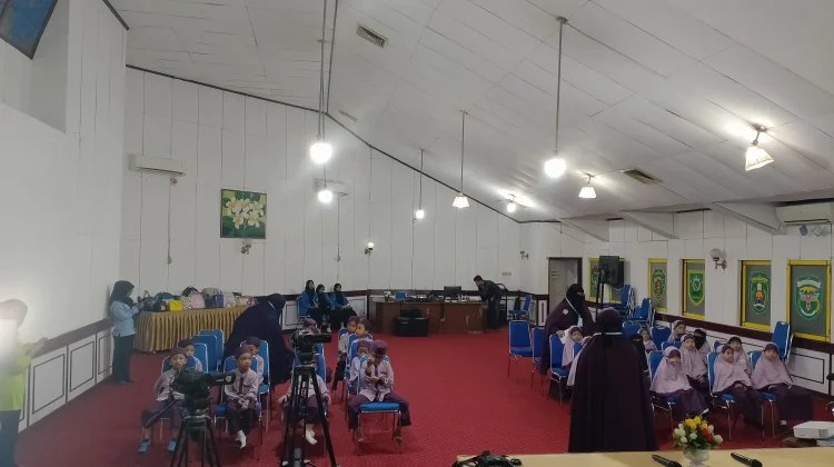 Kunjungan TK Islam Cahaya Tauhid ke RRI Samarinda,Edukasi Mengenal Proses Siaran