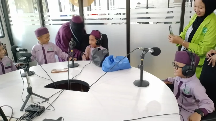 Kunjungan TK Islam Cahaya Tauhid ke RRI Samarinda,Edukasi Mengenal Proses Siaran