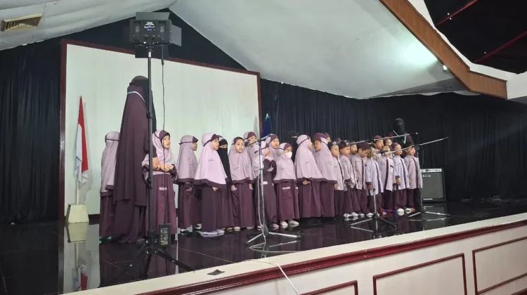 Kunjungan anak - anak Taman Kanak- kanak  Islami Cahaya Tauhid ke RRI Samarinda