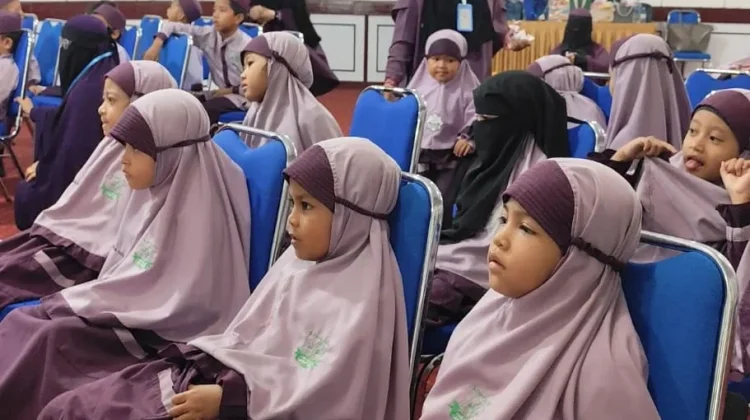 Kunjungan anak - anak Taman Kanak- kanak  Islami Cahaya Tauhid ke RRI Samarinda