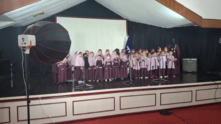 Kunjungan anak - anak Taman Kanak- kanak  Islami Cahaya Tauhid ke RRI Samarinda