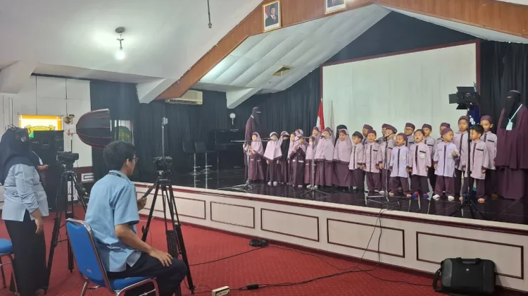 Kunjungan anak - anak Taman Kanak- kanak  Islami Cahaya Tauhid ke RRI Samarinda