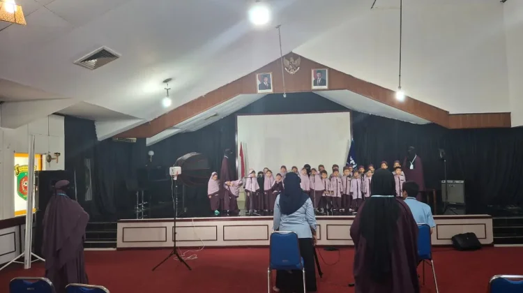 Kunjungan anak - anak Taman Kanak- kanak  Islami Cahaya Tauhid ke RRI Samarinda