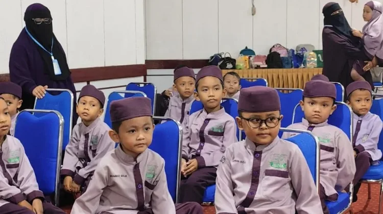 Kunjungan anak - anak Taman Kanak- kanak  Islami Cahaya Tauhid ke RRI Samarinda
