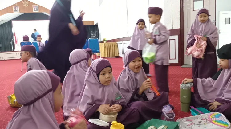 Kunjungan anak - anak Taman Kanak- kanak  Islami Cahaya Tauhid ke RRI Samarinda