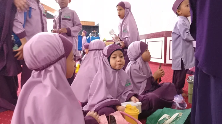 Kunjungan anak - anak Taman Kanak- kanak  Islami Cahaya Tauhid ke RRI Samarinda