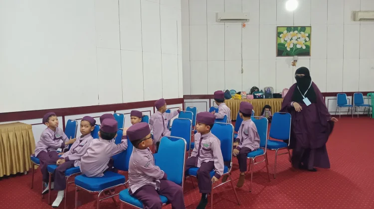 Kunjungan anak - anak Taman Kanak- kanak  Islami Cahaya Tauhid ke RRI Samarinda