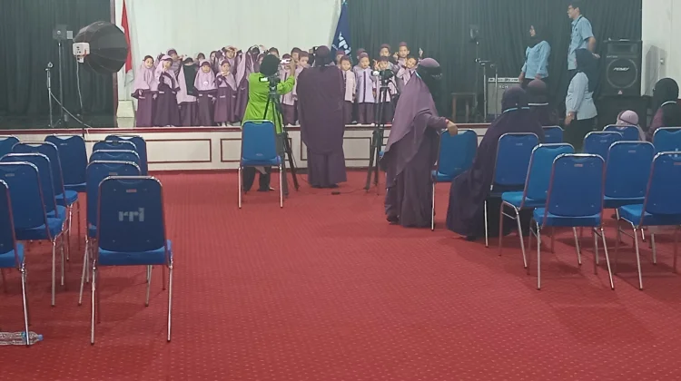 Kunjungan anak - anak Taman Kanak- kanak  Islami Cahaya Tauhid ke RRI Samarinda