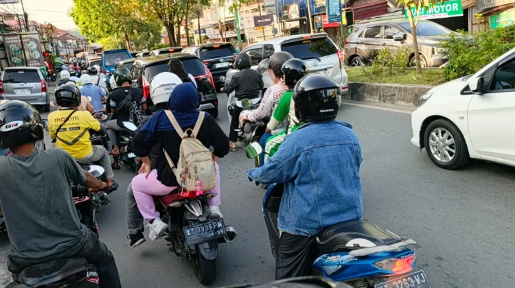 Jalan Padat Merayap imbas Galian dan Volume Tinggi