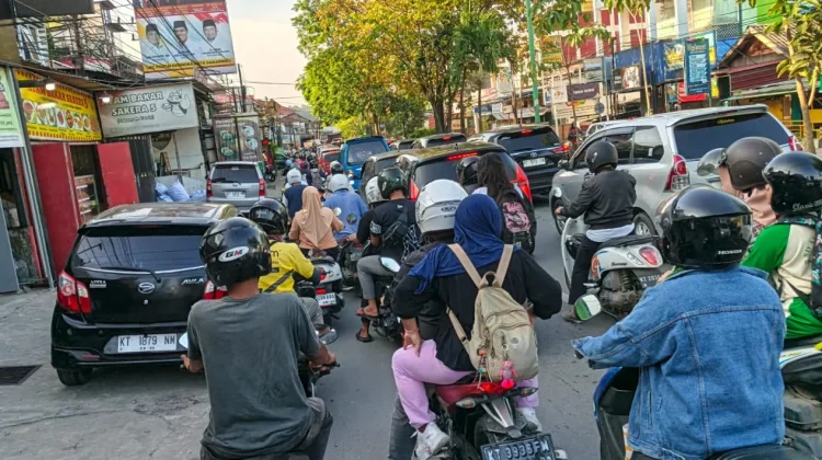 Jalan Padat Merayap imbas Galian dan Volume Tinggi