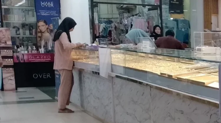 Harga Emas Turun  Toko Tetap Sepi ,Pembeli Masih Menahan  Diri