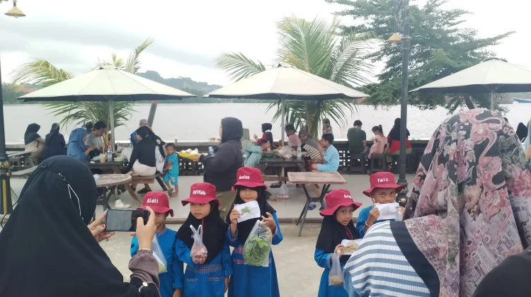 Anak TK Al Azhar ikuti Kegitann Outing Class di Pasar Tradisional