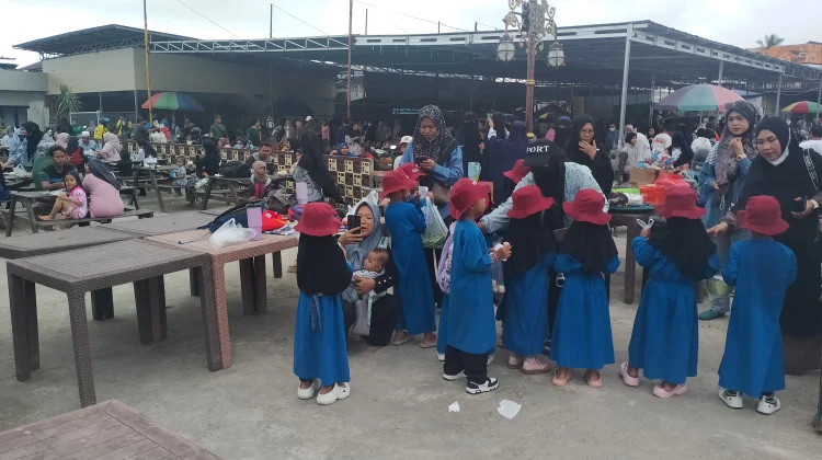 Anak TK Al Azhar ikuti Kegitann Outing Class di Pasar Tradisional