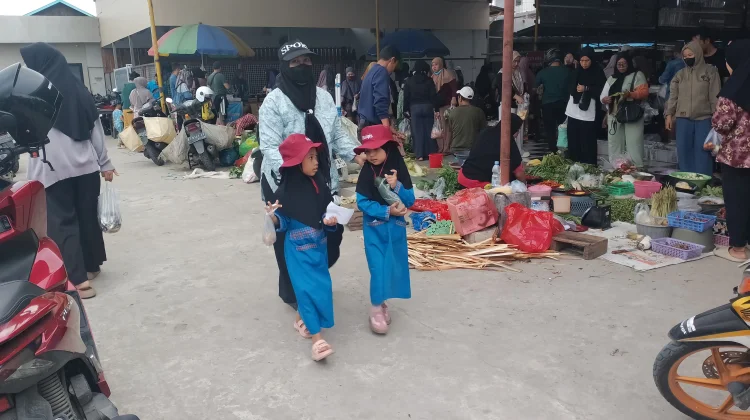 Anak TK Al Azhar ikuti Kegitann Outing Class di Pasar Tradisional