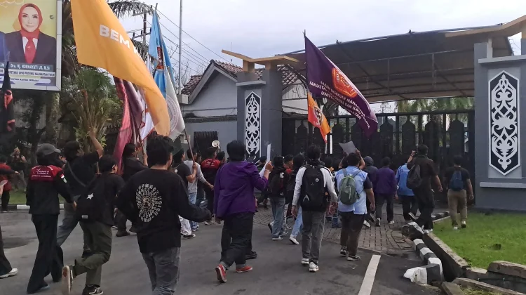 Situasi Demo 214 Jilid Dua di Kantor DPRD Kaltim