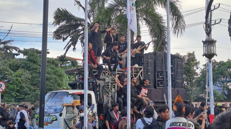 Situasi Demo 214 Jilid Dua di Kantor DPRD Kaltim