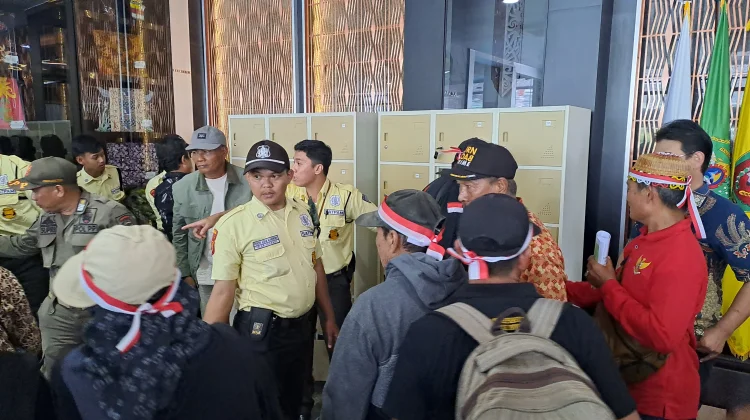 Suasana Demo Konflik HGU di Kantor Gubernur Kaltim, Rudy Mas'ud Temui Massa