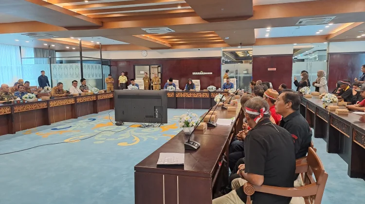Suasana Demo Konflik HGU di Kantor Gubernur Kaltim, Rudy Mas'ud Temui Massa