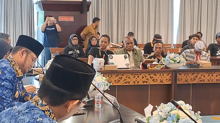 Suasana Demo Konflik HGU di Kantor Gubernur Kaltim, Rudy Mas'ud Temui Massa