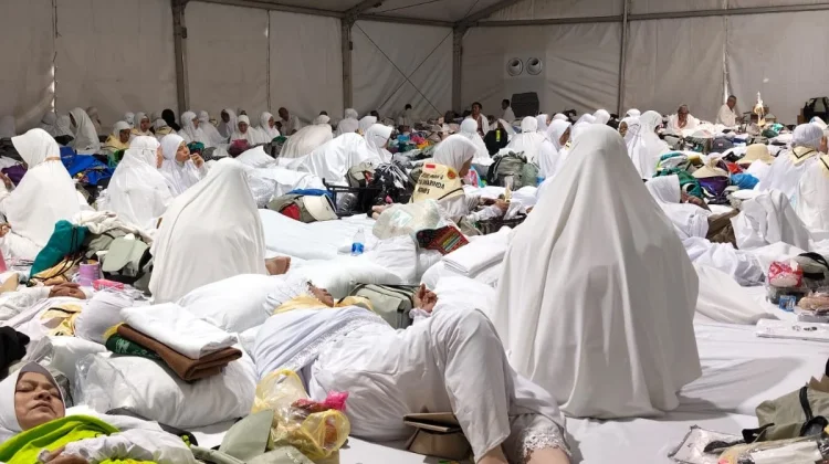 Suasana Tenda Jemaah Kloter 4 BPN Selama di Arafah