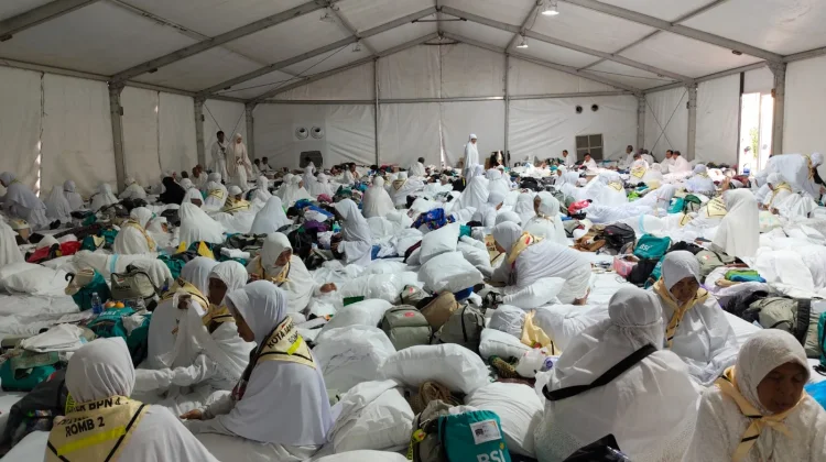 Suasana Tenda Jemaah Kloter 4 BPN Selama di Arafah
