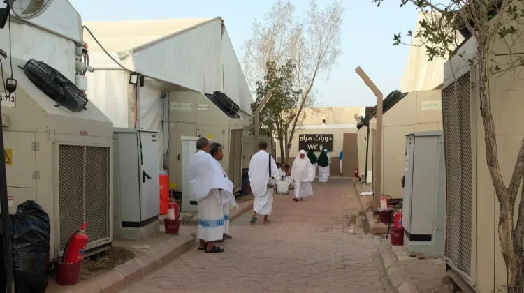 Suasana Tenda Jemaah Kloter 4 BPN Selama di Arafah