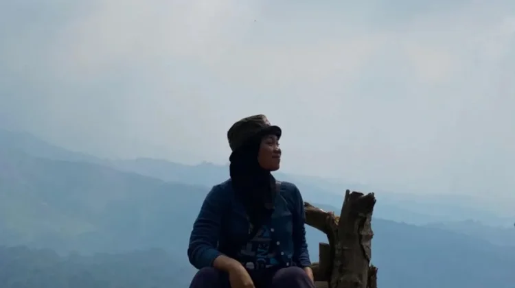 Menikmati Alam lewat Hobi Mendaki Gunung