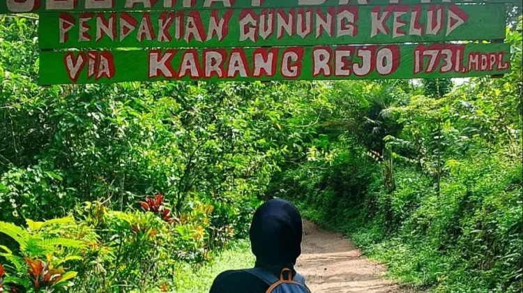 Menikmati Alam lewat Hobi Mendaki Gunung