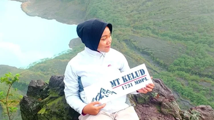 Menikmati Alam lewat Hobi Mendaki Gunung