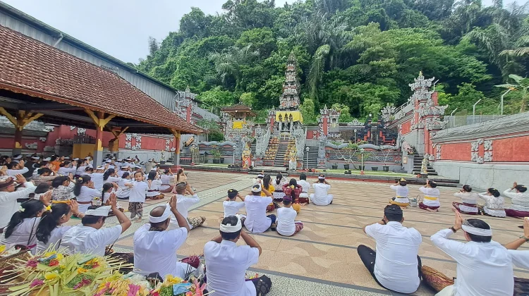 Suasana Sembahyang Hari Raya Galungan di Pura Jagat Hita Karana Samarinda