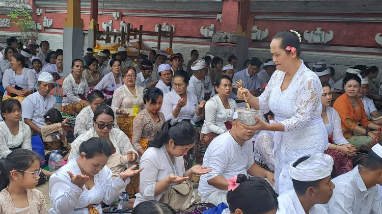 Suasana Sembahyang Hari Raya Galungan di Pura Jagat Hita Karana Samarinda