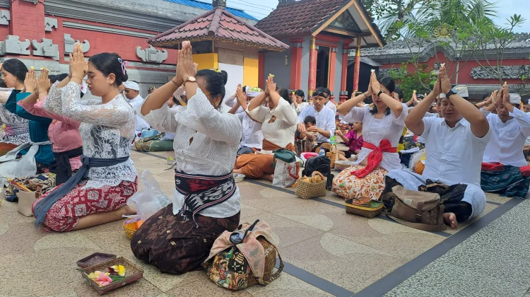 Suasana Sembahyang Hari Raya Galungan di Pura Jagat Hita Karana Samarinda